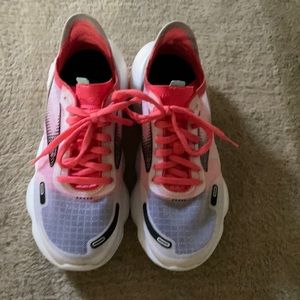 Brook’s womens Aurora